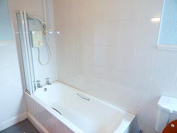 Double bedroom with full bathroom with shower over tub
